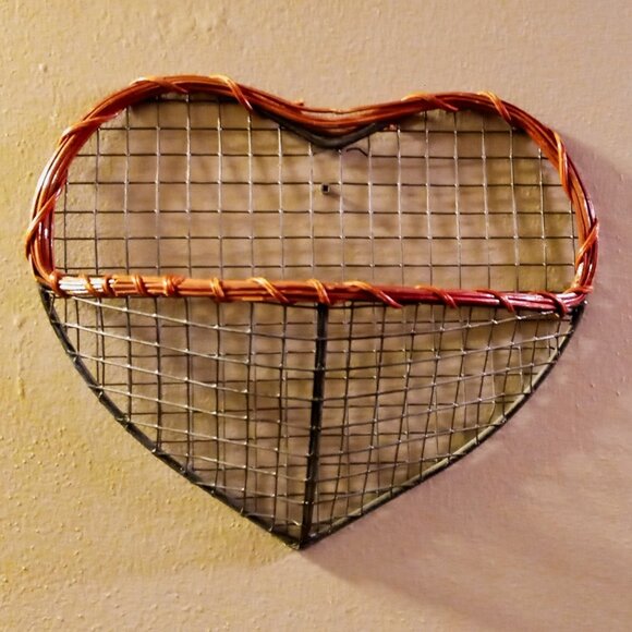Vintage Rattan & Black Steel Heart-shaped Wall Basket Home Decor Cottagecore - Picture 4 of 8